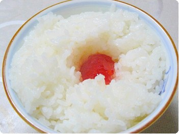 ご飯に縦坑を掘り筋子を埋める